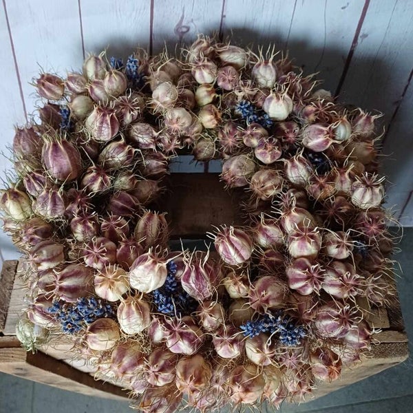 Nigella krans met paarse toets