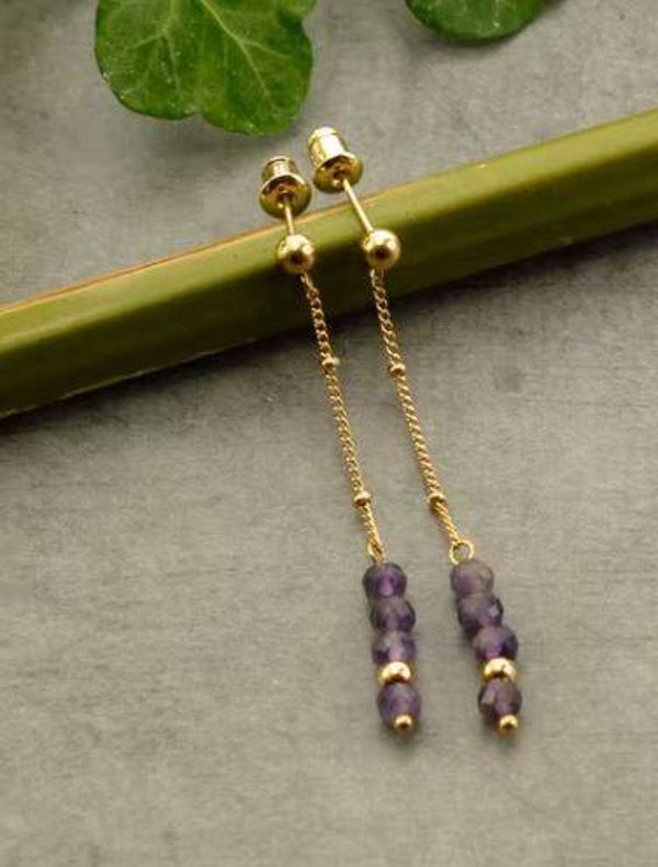 Paarse oorstekers in goudkleur met parels