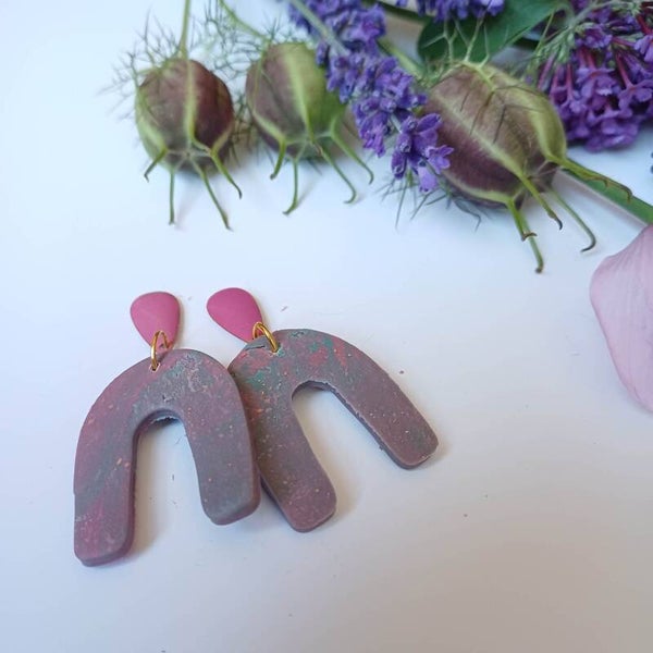 Paarse oorbellen in klei