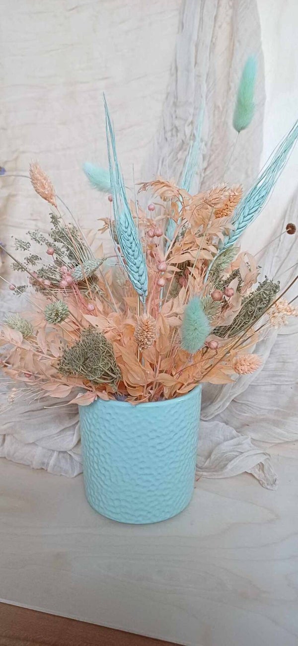 Pastelkleurig bloemstuk met droogbloemen
