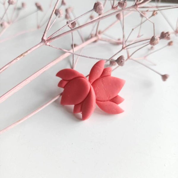 Rode lotus oorstekers