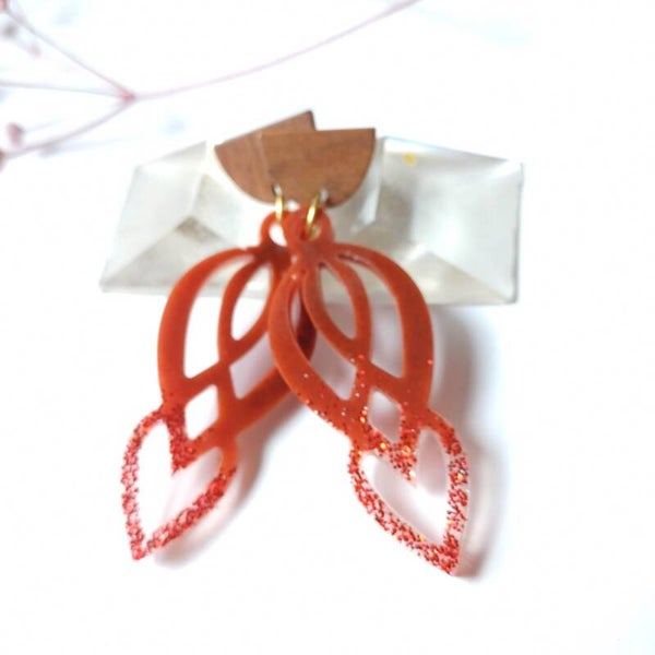 Rode oorbellen uit hars