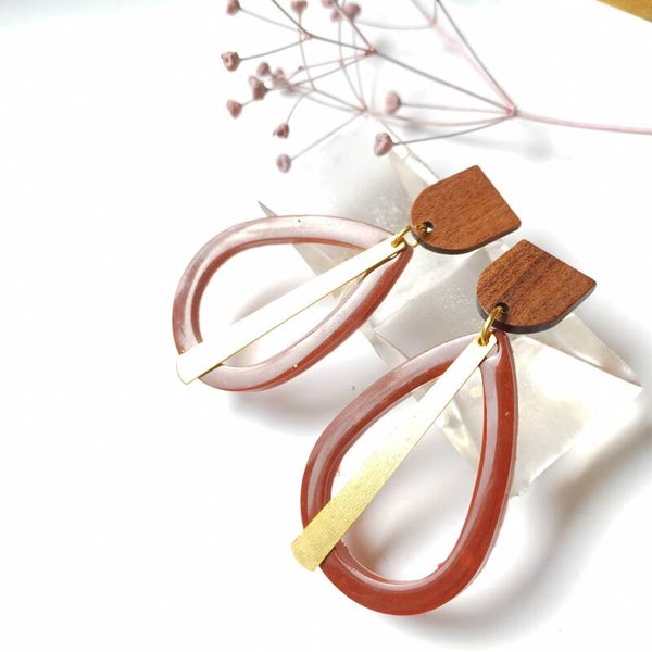 Rode statement oorringen met hout