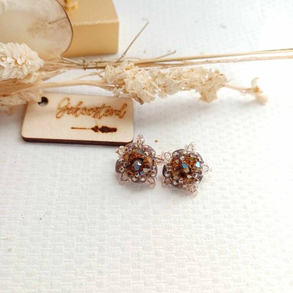 Roze en paarse oorstekers