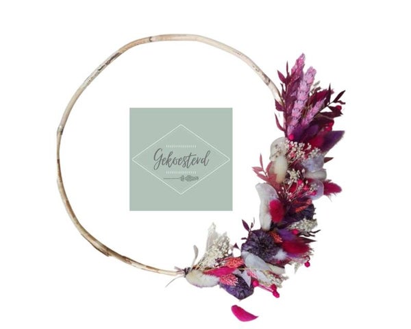 Krans in bamboe met roze droogbloemen