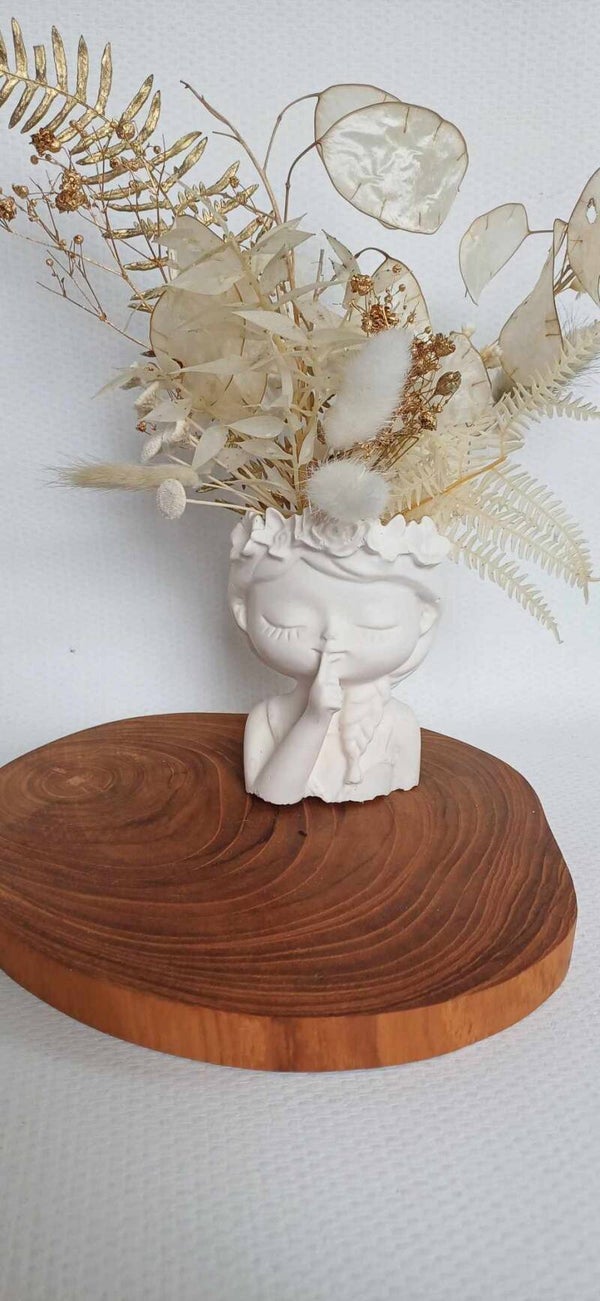 Silent dreams gevulde vaas met droogbloemen.