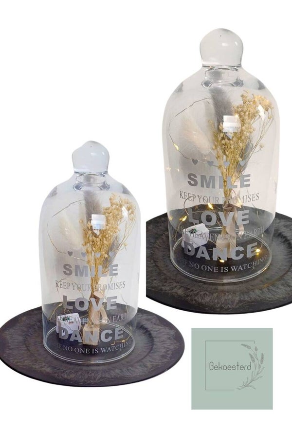 Stolp met lichtjes en droogbloemen in grijs en wit
