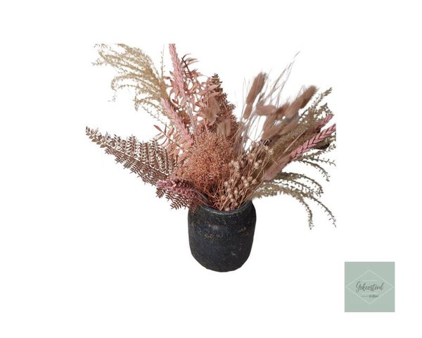 Gevulde vaas met roze droogbloemen