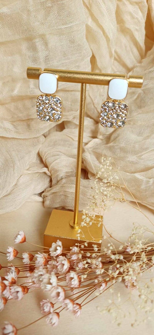 Witte oorbellen met strass steentjes