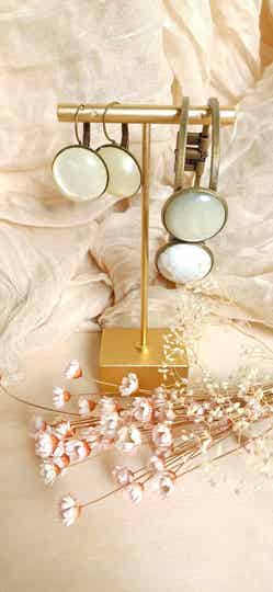 Retro witte set oorbellen met bijpassende armband