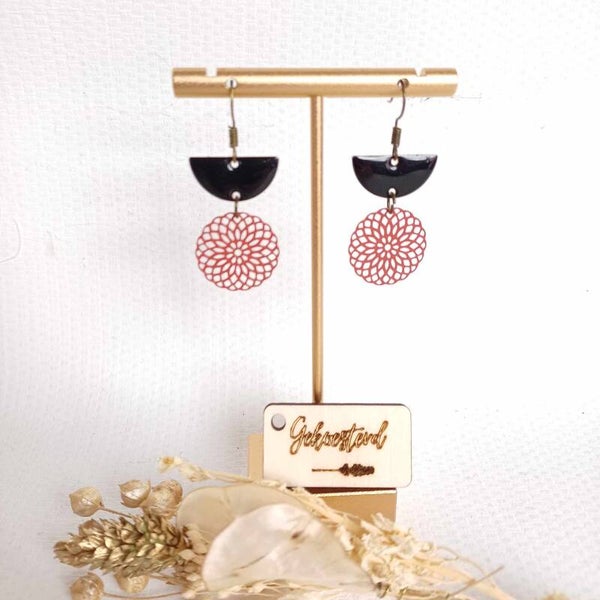 Zwarte halve maan oorbel met rode toets