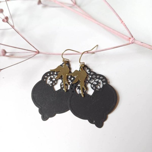 Zwarte sieraden met gouden zwaluw