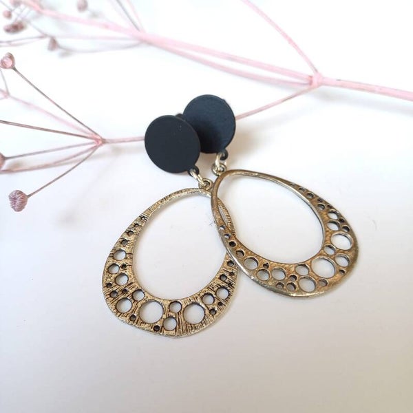 Zilverkleurige statement oorringen met zwarte stekers