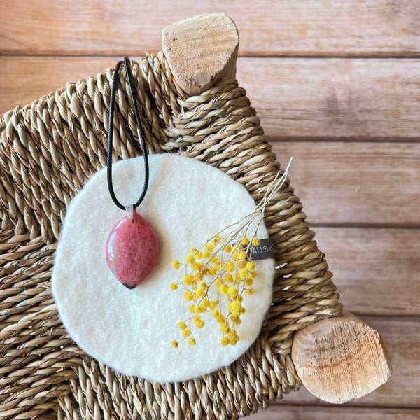 Rhodonite, pendentif feuille