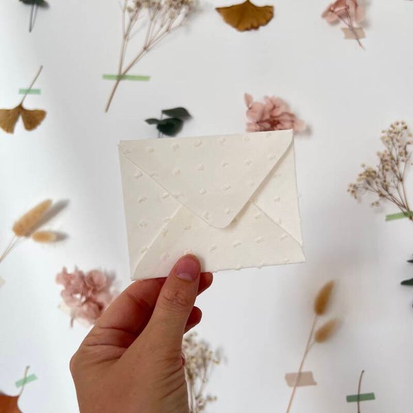 Enveloppe en tissu, plumetis beige