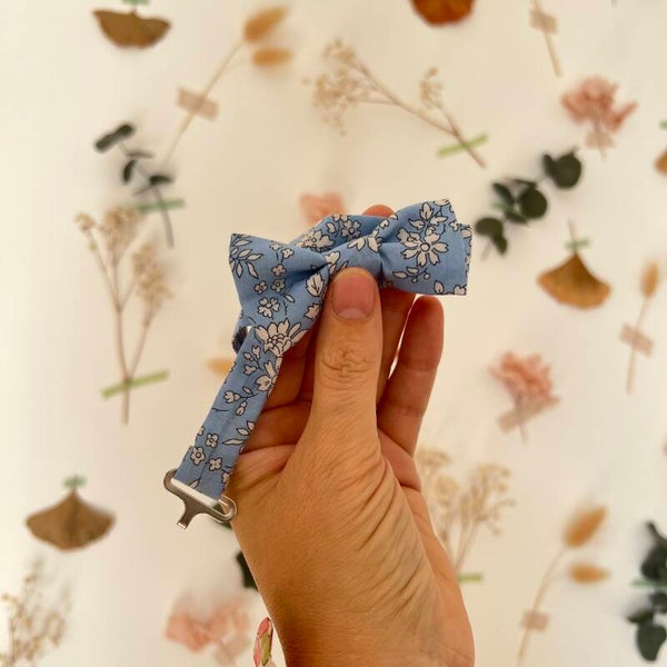 Noeud papillon, capel bleu ciel