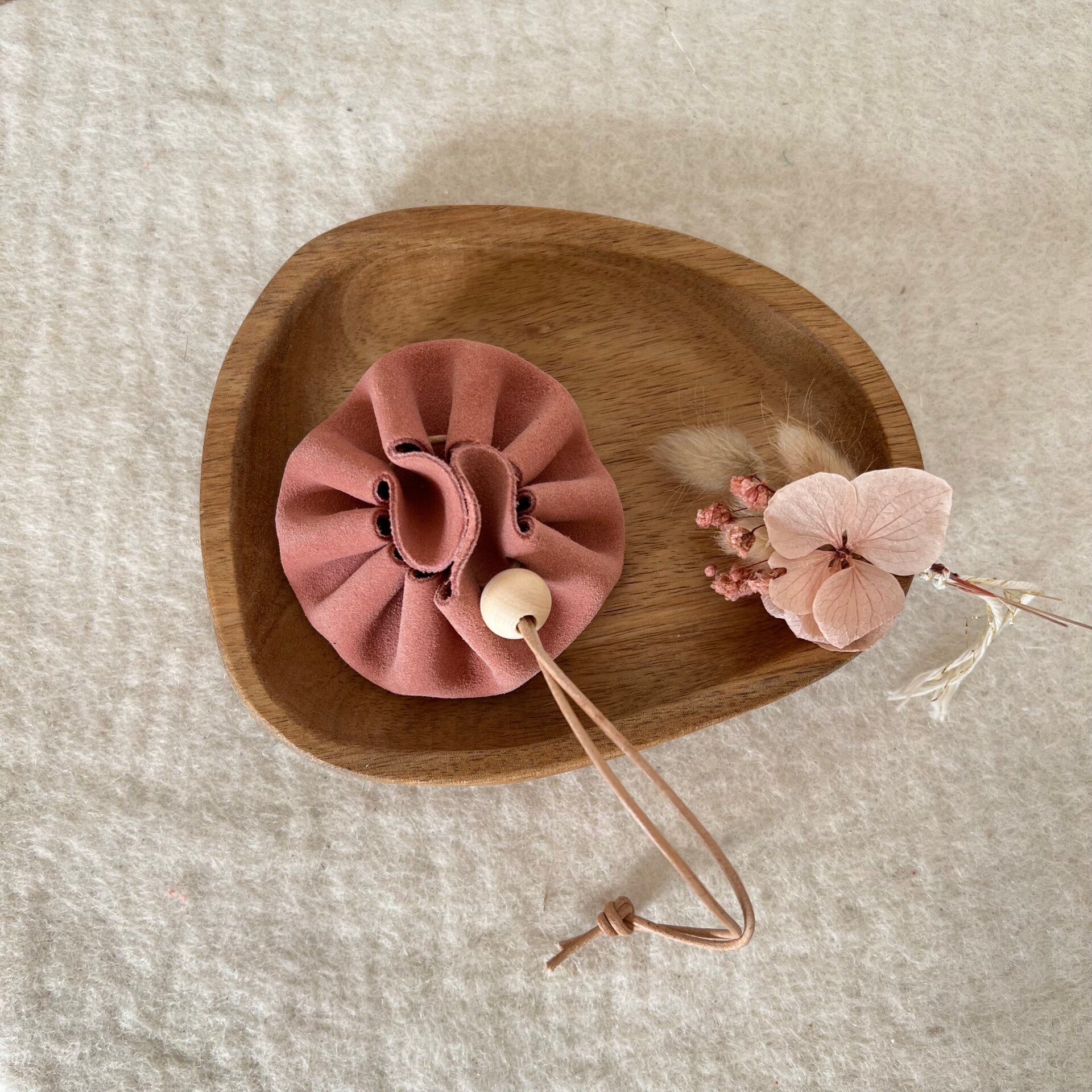 Pochette en cuir, rose des bois