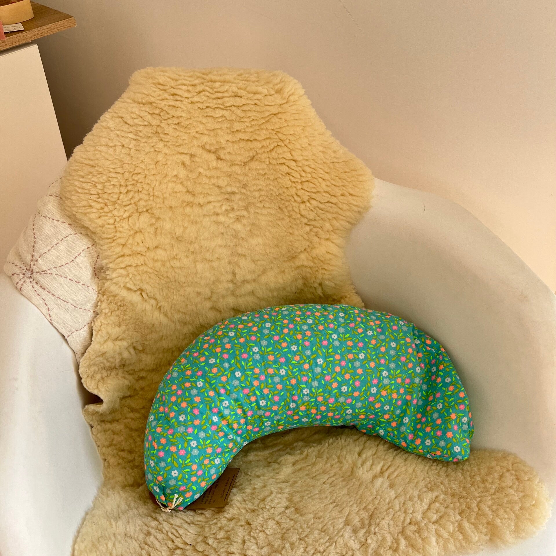 Coussin demi-lune, imprimé fleurs pop