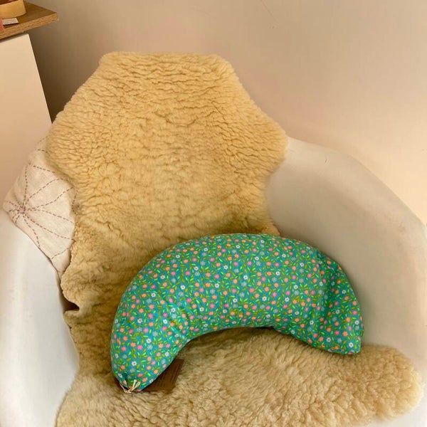 Coussin demi-lune, imprimé fleurs pop