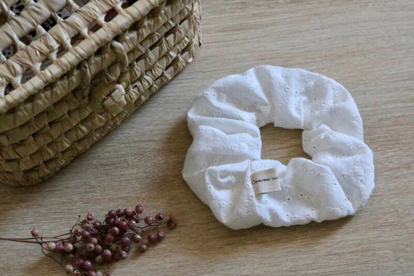 Chouchou, broderie anglaise
