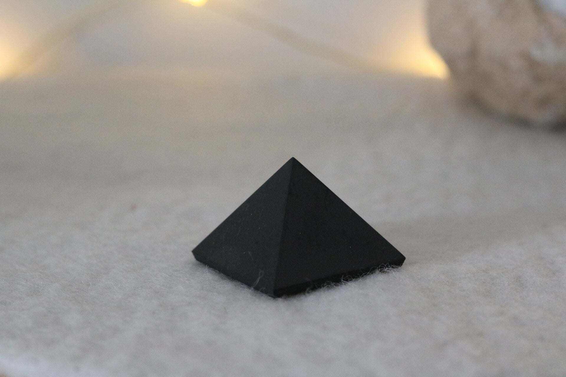 Shungite, pyramide