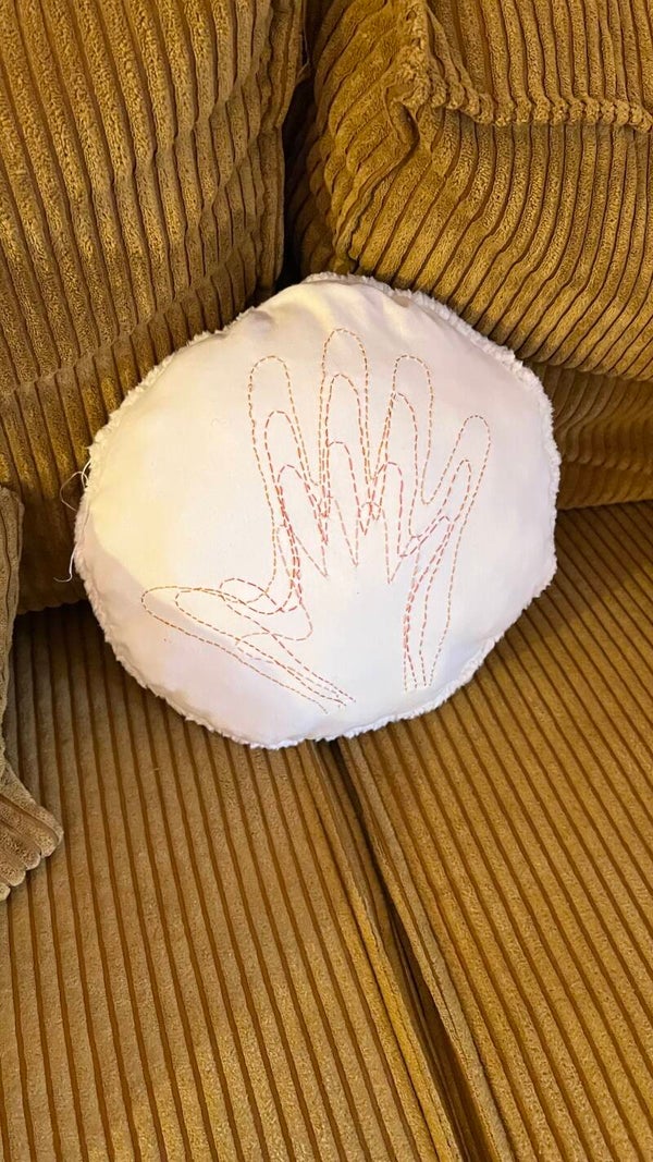 La broderie des mains de notre famille !