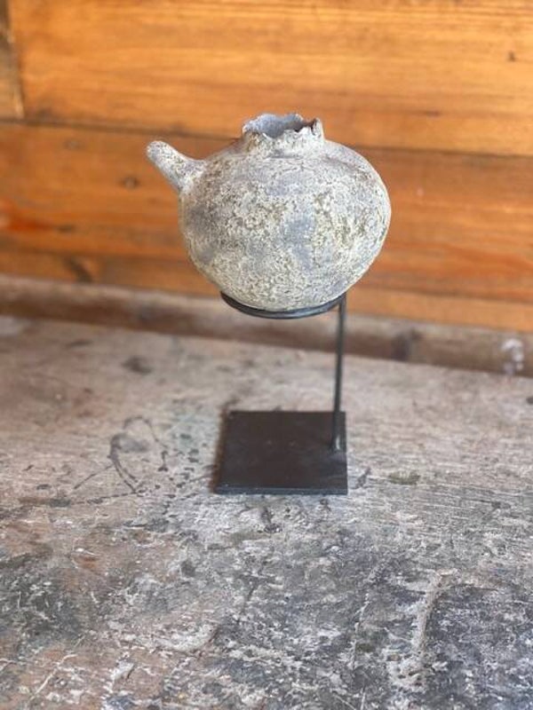 Nepal pottery kruikje op standaard