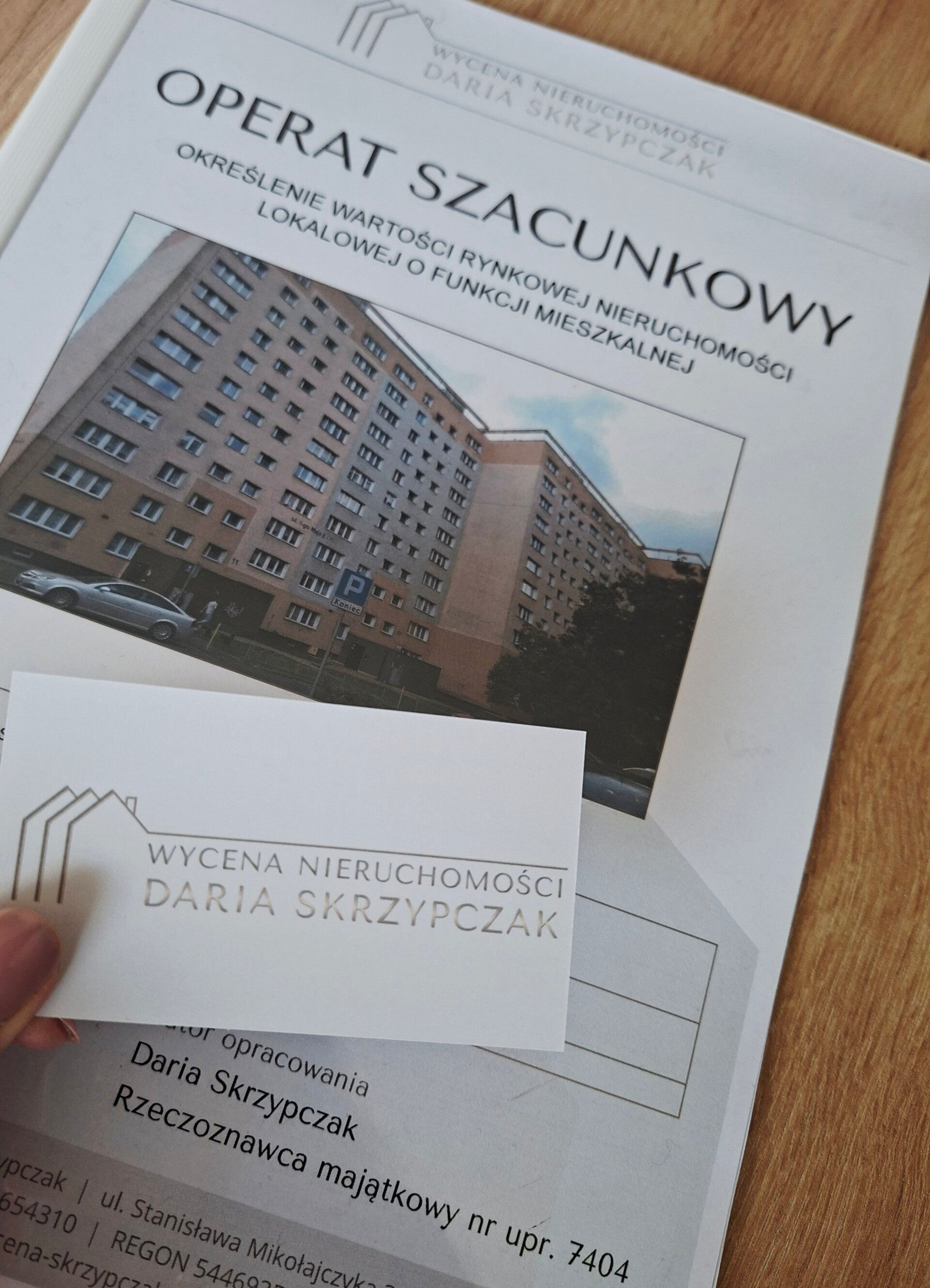 Oprawiony plik kartek stanowiący gotowy operat szacunkowy.