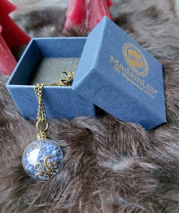 Glazen hanger ketting met echte droogbloemen blauw