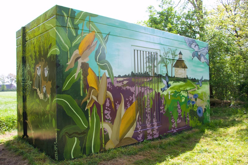 Maartje I Jansen, beschilderd glasvezelhok in Echten