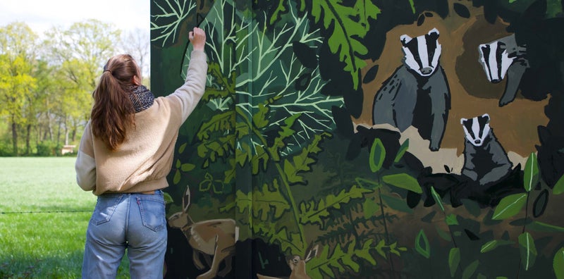 Maartje I Jansen, bezig met een muurschildering