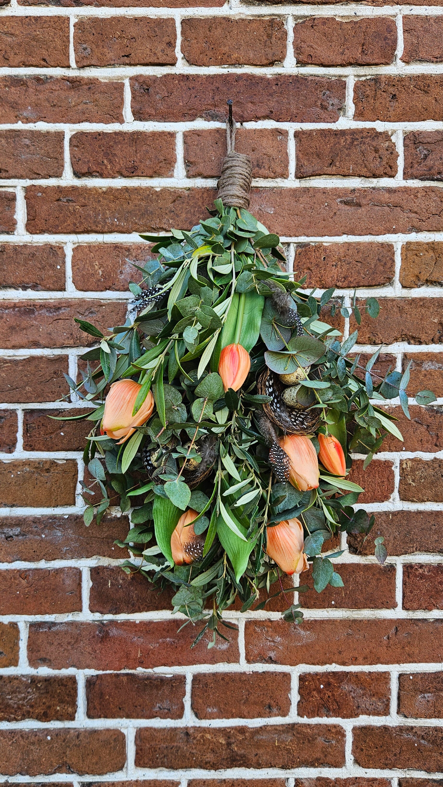 Lente toef met tulpen, eucalyptus en olijftakken