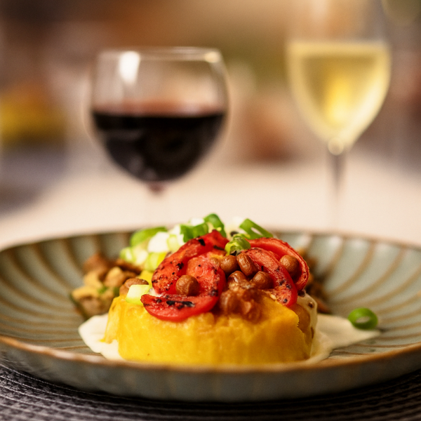 Hoofdgerecht Vegetarisch (Polenta|Mozzarella|Honingtomaat|Zuiderse groenten|Saujes groene kruiden)