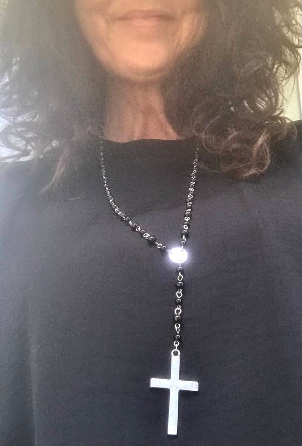 Lange Ketting Zwarte kralen met Kruis