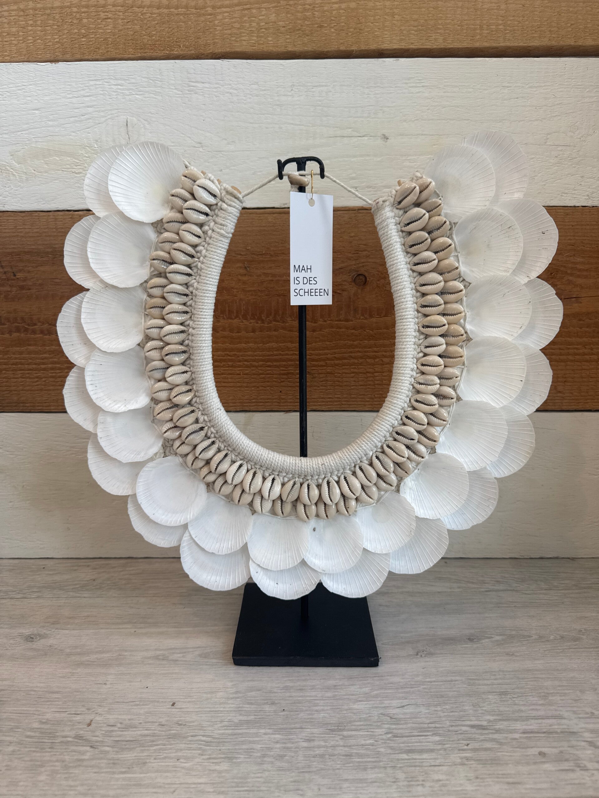 Dewi – Dekorative Muschelkette aus Bali auf Standfuß
