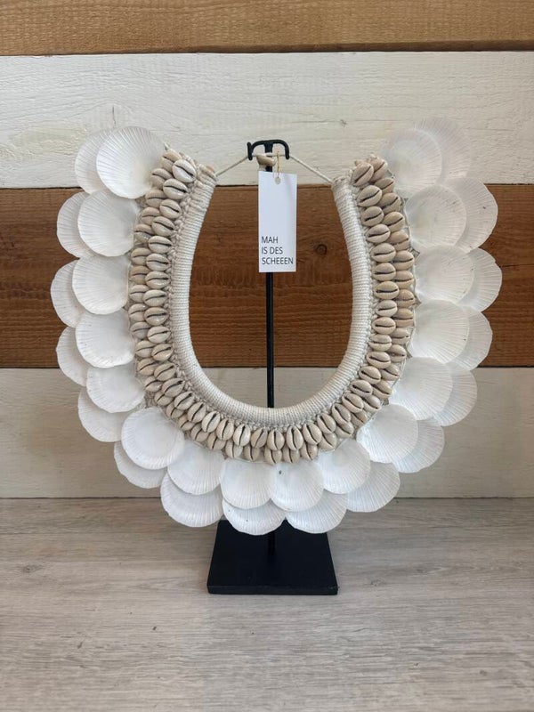 Dewi – Dekorative Muschelkette aus Bali auf Standfuß