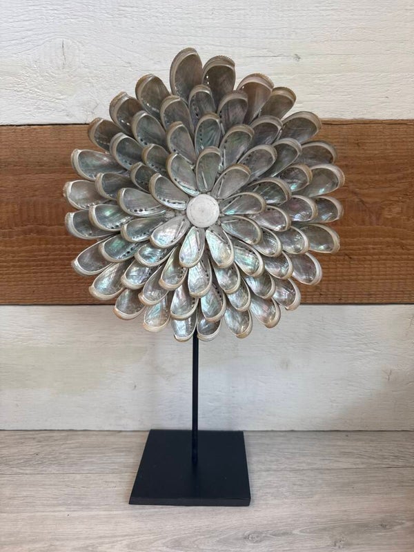 Ratih – Muschelblüte aus Bali auf Standfuß