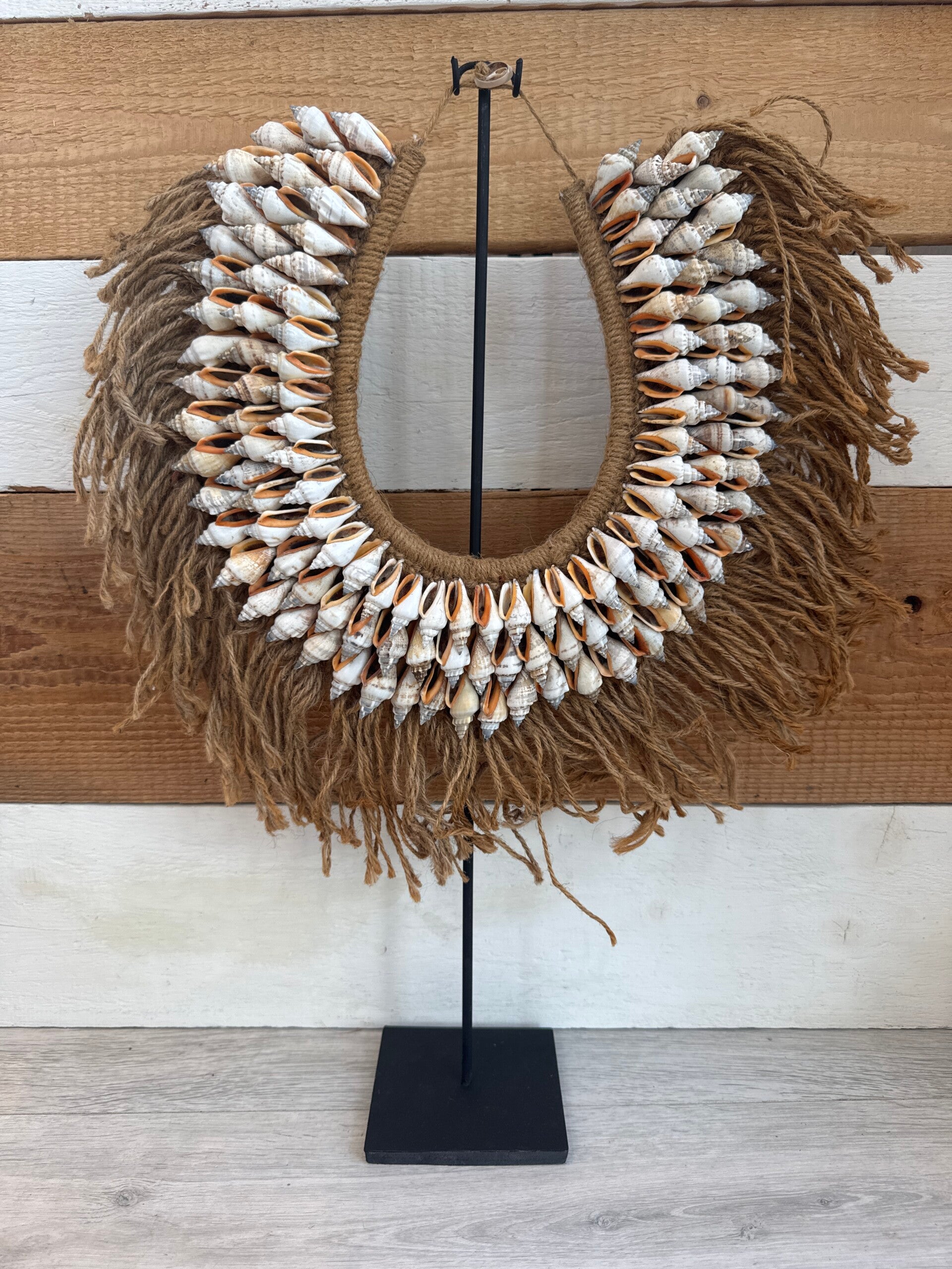 Kartika – Muschelkette aus Bali auf Standfuß
