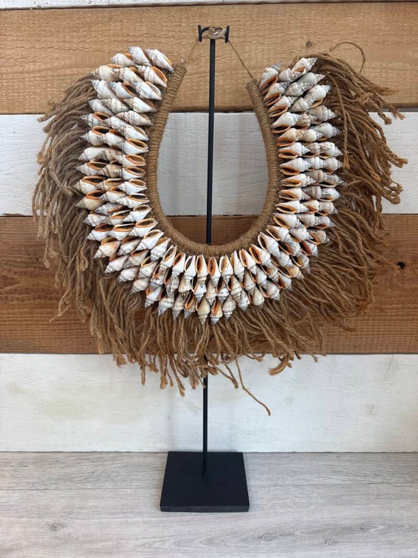 Kartika – Muschelkette aus Bali auf Standfuß