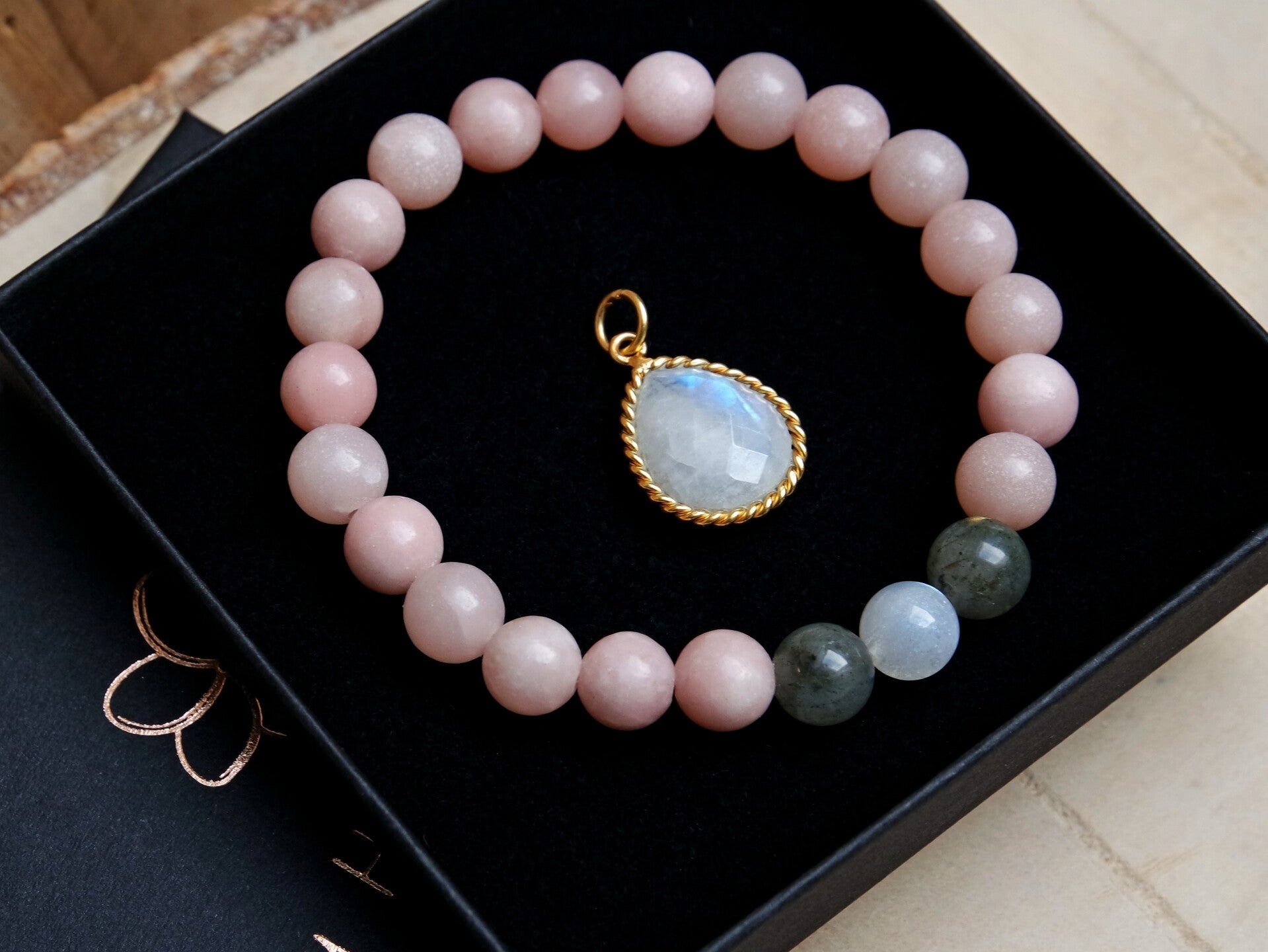 Edelsteen-set Independence Day met hanger van regenboog-maansteen