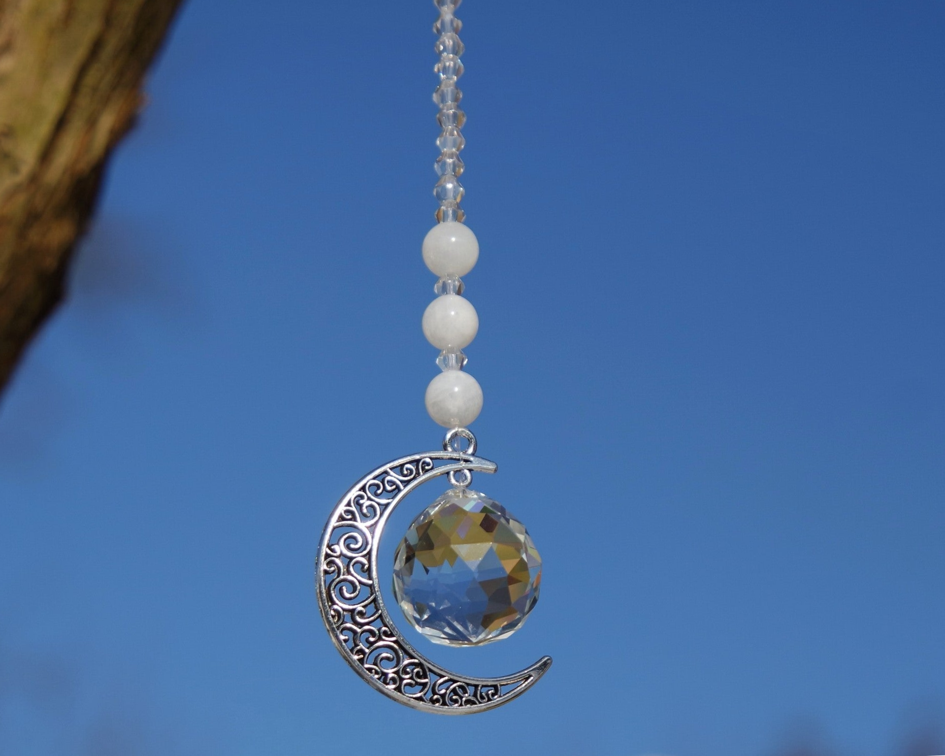 Handgemaakte zonnevanger met edelstenen en kristallen bol