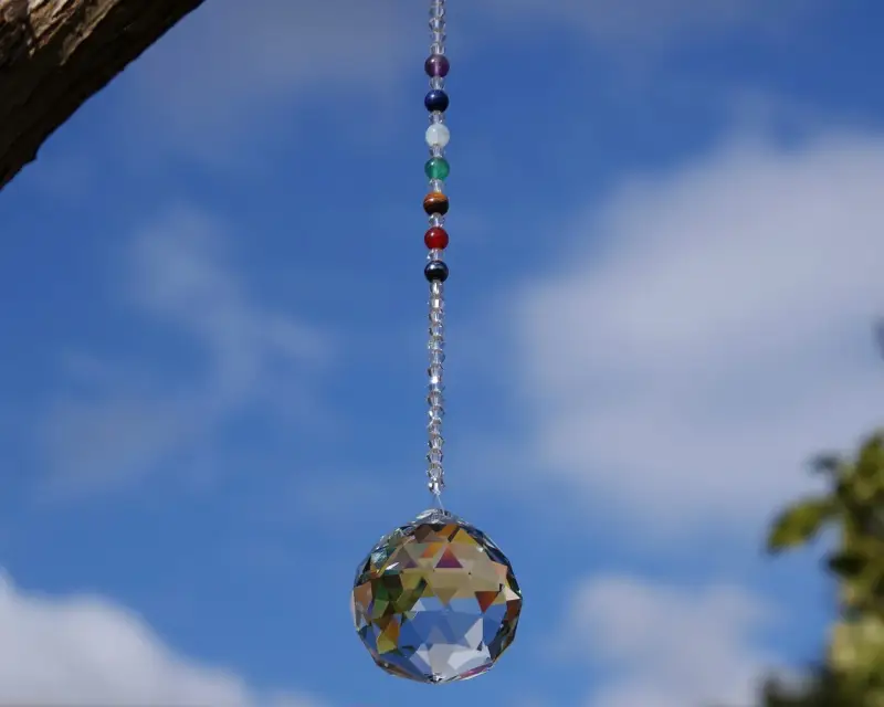 Zonnevanger met chakra stenen die regenbooglicht verspreidt