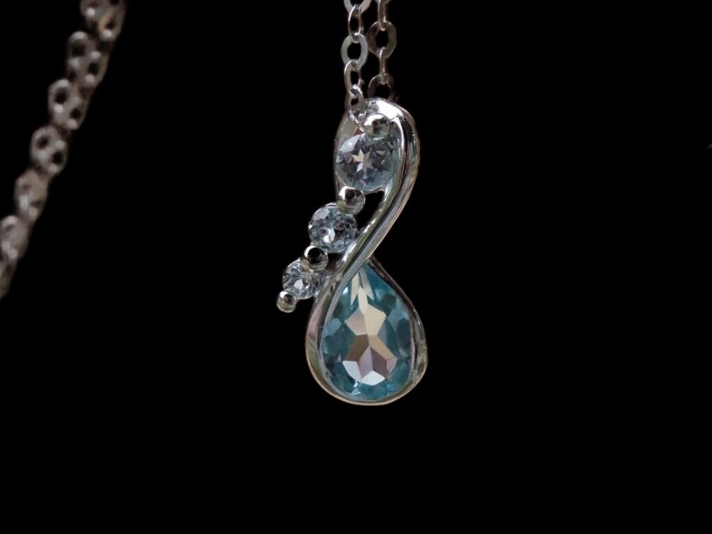 Zilveren ketting met blauwe topaashanger