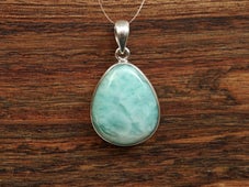 larimar steen spirituele heling en emotionele balans in het 5e keelchakra Vishuddha