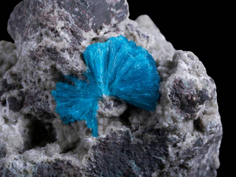 Onbekende edelstenen met een cavansiet kristal in helderblauwe vorm