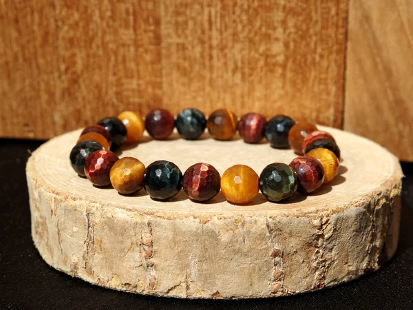 Tijgeroog steen naast amethist voor spirituele balans