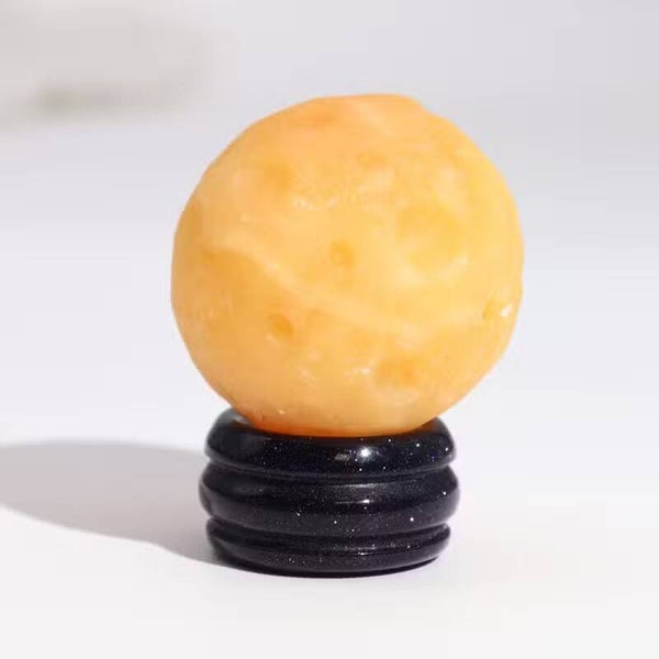 Saturn-Planet aus gelbem Jade auf Goldfluss-Ständer
