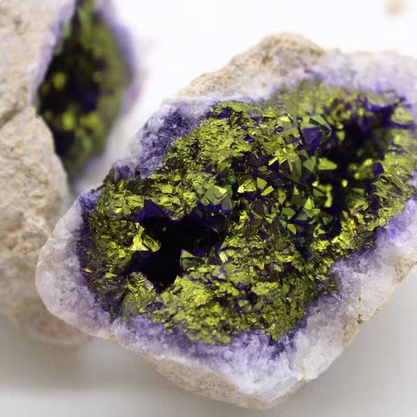 Farbige Calcit-Geode „Schwarzer Stein – Lila & Gold“