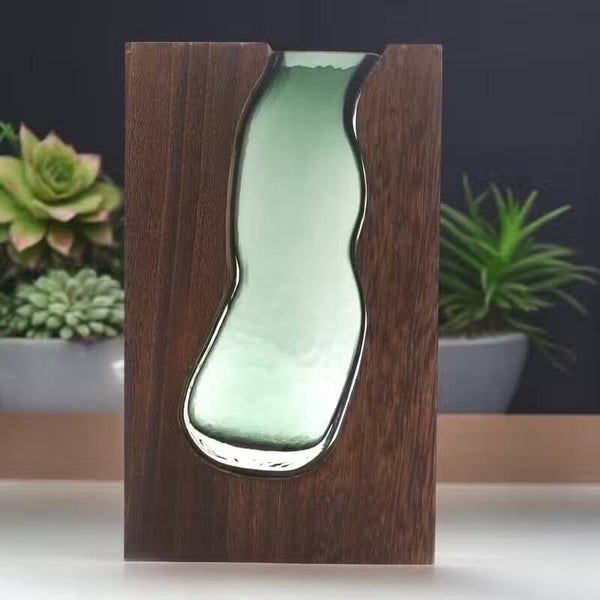 Kleine Glasvase in dunklem Tungholz