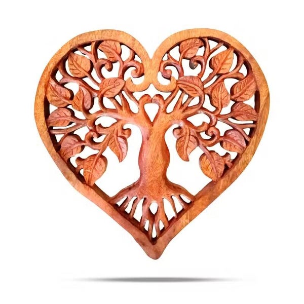 Herz aus Holz mit Lebensbaum